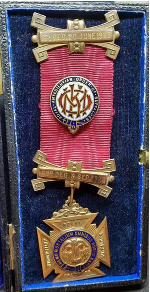 reverse: Gran Bretagna, Medaglia Massonica in oro 1928 ,Order of buffaloes, in scatola originale