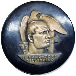 obverse: Placca fascista  in bachelite con effige di Mussolini