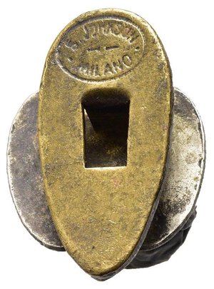 reverse: SAVOIA - Distintivo Mutilato in Guerra 1915-1918, argento, produttore Johnson, diametro 1.4 cm Modello C, opus Motti, Brambilla II Volume pag. 573 variante al tipo per il piedino posteriore.