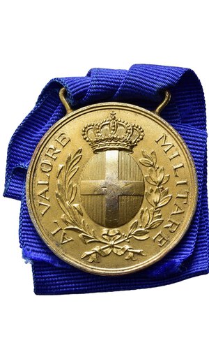 obverse: SAVOIA - Medagli al valore militare classe oro, metallo dorato, con cambretta e nastrino azzurro, diametro, 3,4 cm, peso gr. 18,4, riproduzione moderna.