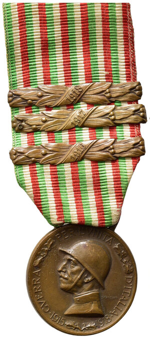 obverse: SAVOIA - Medaglia per l Unità d Italia attacco a cambretta, con nastrino tricolore originale e tre fascette degli anni di guerra 1916,1917 e 1918, Bronzo, diametro 3.2. cm, peso gr. 17,5, BB.