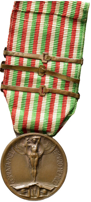 reverse: SAVOIA - Medaglia per l Unità d Italia attacco a cambretta, con nastrino tricolore originale e tre fascette degli anni di guerra 1916,1917 e 1918, Bronzo, diametro 3.2. cm, peso gr. 17,5, BB.