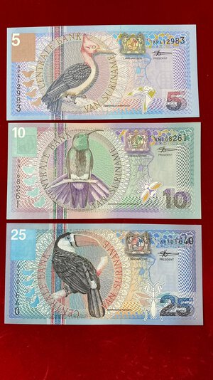 reverse: SURINAME. Lotto di 3 banconote. FDS