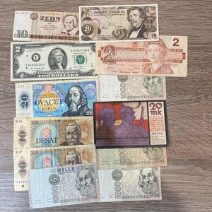 obverse: Lotto di 12 banconote mondiali e italiane. MB-BB