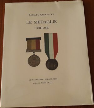 obverse: CHIAVACCI R. - Le medaglie curiose. Milano, 1989, pp. 29, con 4 tavole a colori, ril.edit. Con sovracoperta in plastica trasparente. Molto raro da reperire.