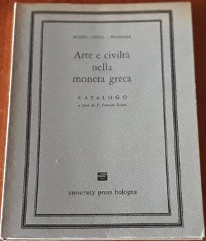 obverse: PANVINI ROSATI F. - Arte e civiltà nella moneta greca. Bologna, 1986, ril. Edit., ill. b/n in 26 tavole, ottimo stato.