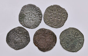 obverse: Fano. Lotto di cinque monete. Paolo III (1534-1549). Quattrino MI. Pio IV (1559-1565). Quattrino MI. Pio V (1566-1572). Quattrino MI. Gregorio XIII (1572-1585). Quattrino MI. Sisto V (1585-1590). Quattrino MI (R). Da BB a q.SPL 