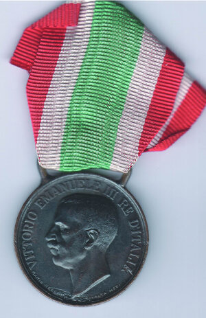 obverse: MEDAGLIA in Ae; D/ Busto di Vittorio Emanuele III; R/ Unità d’Italia 1848-1918 - Con nastrino originale.