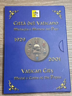 obverse: VATICANO. Giovanni Paolo II. Souvenir con una medaglia e monete in lire 2001 autentiche in cartoncino, tutte diverse e FDC