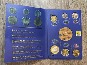 reverse: VATICANO. Giovanni Paolo II. Souvenir con una medaglia e monete in lire 2001 autentiche in cartoncino, tutte diverse e FDC