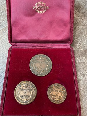 obverse: Medaglie. Cofanetto con 3 medaglie riproduzioni di monete di Gorizia. Johnson. FDC