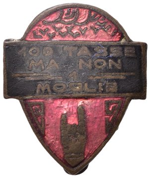 obverse: VENTENNIO FASCISTA - Distintivo della Guerra al Celibato, BR e smalti policromi, 2 cm x 1.8 cm. A causa delle scarse nascite, nel 1927 venne introdotta una tassa sugli scapoli. Infatti i cittadini maschi non ammogliati fra i 25 e i 65 anni versavano una tassa variabile fra le 35 e le 100 lire annue modulate secondo le fasce d età, Le somme venivano devolute all Opera Nazionale Infanzia e Maternità (OMNI) . Questo balzello suscitò negli italiani molte forme d ironia che scaturino nella manifattura di questi distintivi, nello specifico in questo c è scritto CENTO TASSE MA NON UNA MOGLIE con il gesto apotropaico delle 