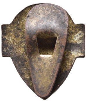 reverse: VENTENNIO FASCISTA - Distintivo della Guerra al Celibato, BR e smalti policromi, 2 cm x 1.8 cm. A causa delle scarse nascite, nel 1927 venne introdotta una tassa sugli scapoli. Infatti i cittadini maschi non ammogliati fra i 25 e i 65 anni versavano una tassa variabile fra le 35 e le 100 lire annue modulate secondo le fasce d età, Le somme venivano devolute all Opera Nazionale Infanzia e Maternità (OMNI) . Questo balzello suscitò negli italiani molte forme d ironia che scaturino nella manifattura di questi distintivi, nello specifico in questo c è scritto CENTO TASSE MA NON UNA MOGLIE con il gesto apotropaico delle 