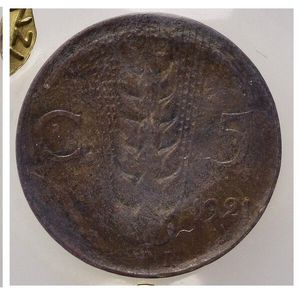 reverse: Italia. Regno D’Italia. Vittorio Emanuele III. 5 Cent. 1921. Slittamento di Conio. Tondello Deformato a Cappello. NC. SPL.
