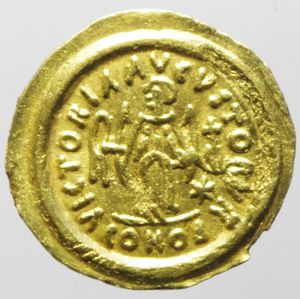 reverse: Impero Bizantino. Maurizio Tiberio (582-602). Tremisse, Ravenna. D/ DN MAVRC TIb PP AVI. Busto diademato, drappeggiato e corazzato a destra. R/ VICTORIA AVGVSTORVN. Vittoria stante di fronte, con il capo rivolto a sinistra, che tiene corona e globo crucigero. Nel campo a destra, stella. In esergo: CONOB. Ranieri 480. D.O.287. MIB 50. Sear 592. AU. g. 1.47 mm. 15.50 RR. SPL