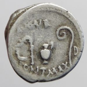 reverse: denario giulio cesare