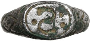 obverse: Silver seal-ring. S accompanied by dots. The shoulder decorated with engraved geometric patterns.  Medieval, possibly Siena.  Inner diameter: 17mm
