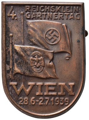obverse: MEDAGLIE ESTERE – AUSTRIA – OCCUPAZIONE NAZISTA ANSCHLUSS (1938-1945), spilla emessa per il 4 convegno di giardinaggio di Reichsklein svoltosi a Vienna in Austria dal 28 giugno al 2 luglio 1939 (reichsklein gartnertag wien 1939). Spilla con forma a scudo in lamierino bronzato (dimensioni 39 mm x 28 mm). 