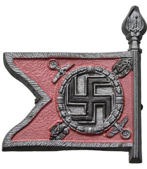 obverse: MEDAGLIE ESTERE – GERMANIA – III REICH (1933-1945), spilla delle truppe della Germania Nazista. Distintivo in materiale plastico da giacca originale raffigurante il vessillo (Standarte) delle 