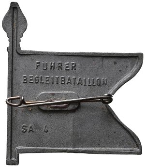 reverse: MEDAGLIE ESTERE – GERMANIA – III REICH (1933-1945), spilla delle truppe della Germania Nazista. Distintivo in materiale plastico da giacca originale raffigurante il vessillo (Standarte) delle 
