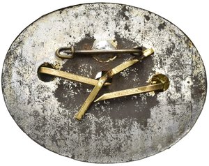 reverse: MEDAGLIE ESTERE – GERMANIA – POST 1945, distintivo della Marina militare tedesca per berretto, realizzato in bronzo dorato, fra due rami di quercia l’ancora avvolta da una cima, su una basetta in metallo ferroso, prongs posteriori coevi presenti. Discreta conservazione. Dimensioni 36mm x47mm