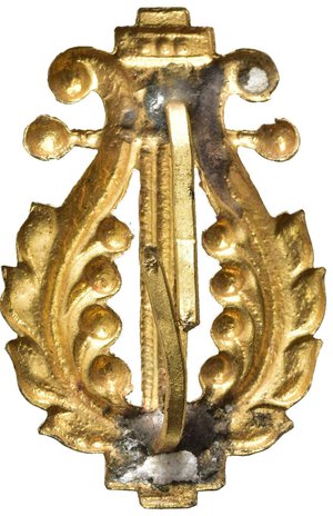reverse: MEDAGLIE ESTERE – GERMANIA, distintivo per appartenente ad associazione musicale, raffigurante una lira, realizzato in bronzo dorato, con prongs posteriori coevi, dimensioni 32mm x 21mm ottime condizioni. 