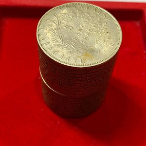 obverse: Collezionismo vario. Scatolina portaoggetti con riproduzione di monete francesi da 5 franchi impilate. XIX sec. 46 g - 37x50 mm)