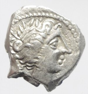obverse: Mondo Greco. Celti. Gallia Cisalpina. Insubri. III-II Sec. a.C. Dracma, imitazione del tipo massaliota. Ag. D/ Testa di Artemide a destra. R/ Leone stilizzato gradiente a destra. Peso 2,63 gr. Diametro 15,00 mm. BB+