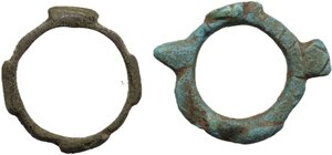 reverse: Lot of two (2) bronze Celtic knobbed ring money. On the outer surface patterns: geometric and animals (turtle and snake).  Inner diameters: 18 mm and 16 mm