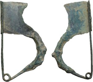 Italic. Pair of bronze bow-shaped fibula.   65x33 mm and 65x36 mm
