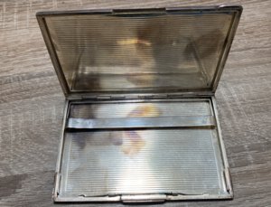 reverse: Portasigarette in argento 0.925 con fascetto sul punzone. Ag (160 g - 123x84 mm). Buono stato