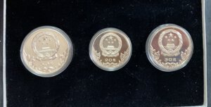reverse: CINA. People s Bank of China. CHINA. Cofanetto con 3 monete - Olimpiadi 1980 - 20 e 30 yuan. Proof