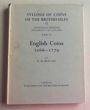 obverse: Metcalf D.M Sylloge of Coins of the British Isles 12 Ashmolean Museum University of Oxford. Part II. English Coins 1066-1279. London 1969. Tela ed. con titolo inoroal dorso e al piatto, sovraccoperta, pp. 76, tavv. XXXVI in b/n. Buono stato.