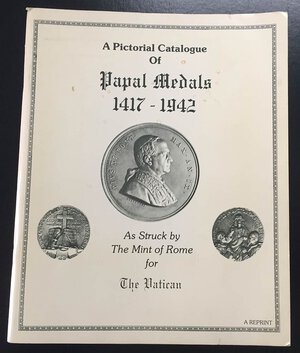 obverse: AA.VV. A Pictorial of Papal Medals 1417-1942. As Struck by The Mint of Rome for The Vatican. Brossura ed. pp. Da 252 a 387, ill. in b/n. Buono stato.