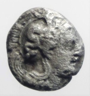 obverse: Mondo greco. Calabria Tarentum. 380-228 a.C. Diobolo Ar. D/ Testa elmata di Atena con ippocampo verso destra. R/ Ercole che lotta con il leone Nemeo. A destra etnico. Ravel/Vlasto 1236-1347. Peso 1,16 gr. Diametro 12 mm. BB.