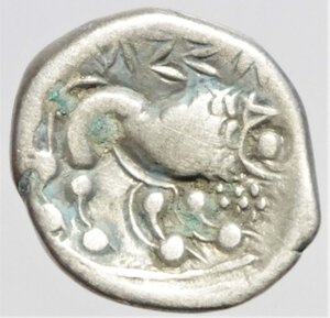reverse: Monete Celtiche. I Celti. Gallia Cisalpina. Boi-Cenomani, Emilia nord-occidentale. Dracma, imitazione del tipo massaliota. III-II sec. a.C. D/ Testa di Artemide a destra, con collana di perle e orecchini a tre pendenti. R/ Leone deformato gradiente a destra. Cfr. Pautasso 4. AG. gr. 3.40 RR. BB\qSPL.