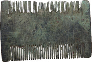 obverse: DECORATED ROMAN BRONZE COMB  Roman to Migration Period.   Bronze double sided comb, with teeth of different size and spacing on the sides.   Engraved line decoration.  Dimensions: 64x42 mm
