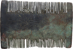 reverse: DECORATED ROMAN BRONZE COMB  Roman to Migration Period.   Bronze double sided comb, with teeth of different size and spacing on the sides.   Engraved line decoration.  Dimensions: 64x42 mm