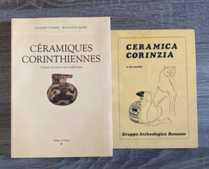 obverse: A.A.V.V. - Lotto di 2 volumi sulla ceramica Corinzia. Ottimo stato