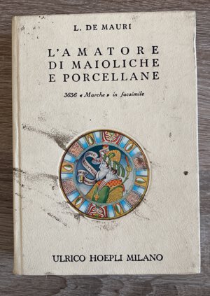 obverse: DE MAURI L. - L amatore di Maioliche e Porcellane. Notizie storiche ed artistiche su tutte le fabbriche di maioliche e porcellane. 3656 
