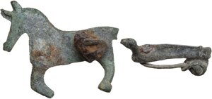 reverse: ROMAN BRONZE BROOCHES  Roman period, c. 3rd-4th century AD.  Lot of two roman bronze fibulae in the form of a quadruped (hoops and lines decoration) and a dove.  Lenghts: 34 and 26 mm