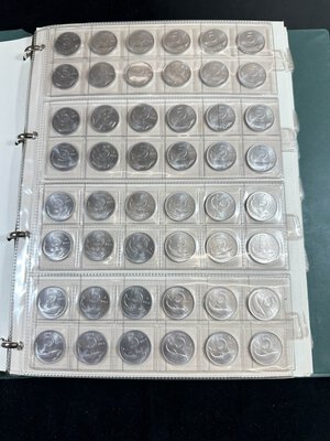 obverse: REPUBBLICA ITALIANA - Classeur con circa 130 monete da 5, 10, 20, 50 e 100 Lire - Anni 1973-74.