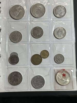 reverse: CLASSEUR di monete mondiali (alcune centinaia) con buona rappresentanza di Svizzera, Stati Uniti, Francia - Numerosi gli Argenti - Qualità medio-alta.