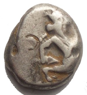 obverse: Persia, Impero Achemenide, Siglos, c. 445-420 a.C. AR g 5,4 d/ Re persiano nello schema della corsa inginocchiata a d. r / Punzonatura incusa. 