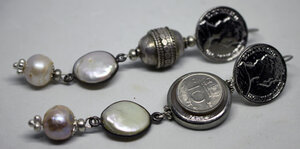 obverse: ORECCHINI argento tibetano, madreperla e argento 925, perle scaramazze. 10 Cents 1950 Regina Giuliana