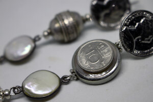 reverse: ORECCHINI argento tibetano, madreperla e argento 925, perle scaramazze. 10 Cents 1950 Regina Giuliana