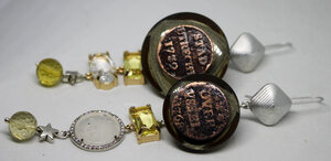obverse: ORECCHINI bottoni vintage, giada traforata, quarzo sfaccettato. 1 Duit Overijssel 1768 + 1 Duit Utrecht 1739
