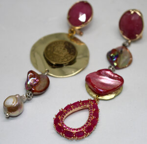 obverse: ORECCHINI rodocrosite, madreperla iridescente naturale, perla scaramazza, pendente in argento 925 con zirconia e rubinia. 1Leu 1941
