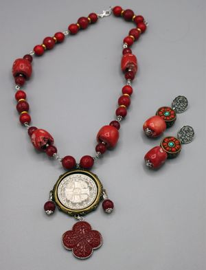 obverse: PARURE corniola e argento, granato rosso, corallo Bambù, perle tibetane in argento con corallo e turchese. Moneta commemorativa Papa Benedetto XVI