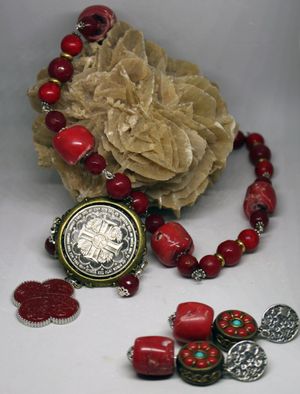 reverse: PARURE corniola e argento, granato rosso, corallo Bambù, perle tibetane in argento con corallo e turchese. Moneta commemorativa Papa Benedetto XVI